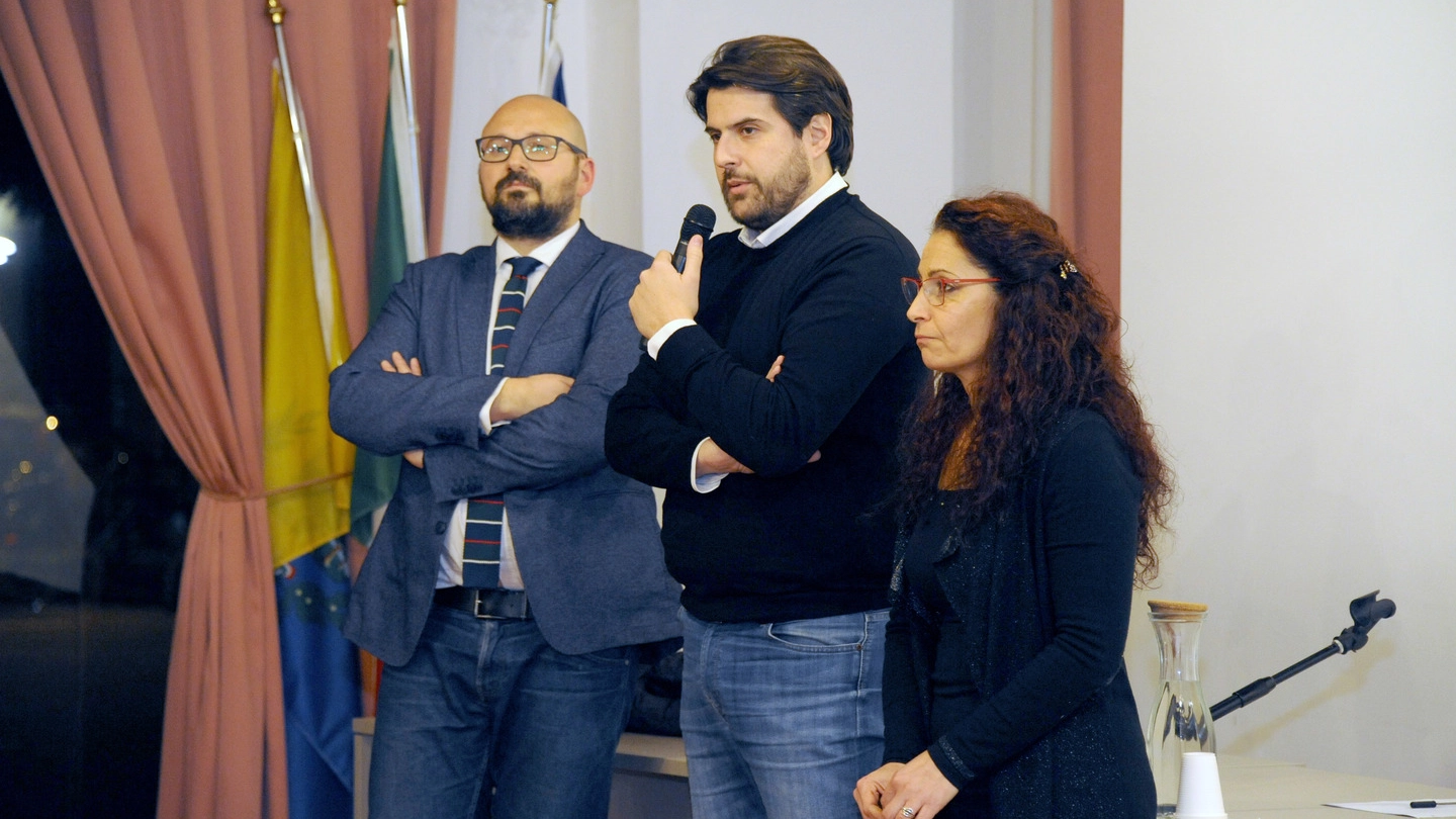 Il sindaco Simone Negri, Stefano Buffagni e Maria Pulice