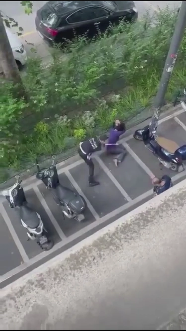Milano, donna bloccata da quattro vigili: manganellate e spray. Dal parco Trotter alla Bocconi, tutto quello che è successo