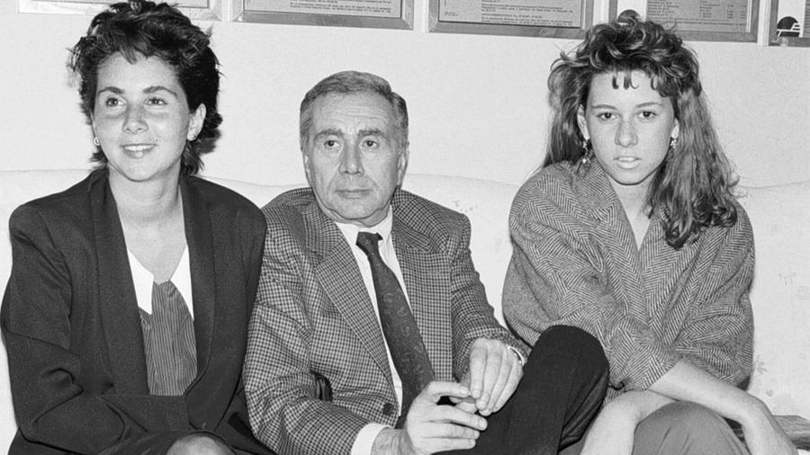 Silvia Tortora in una foto d'epoca con il padre Enzo e la sorella Gaia (Ansa)