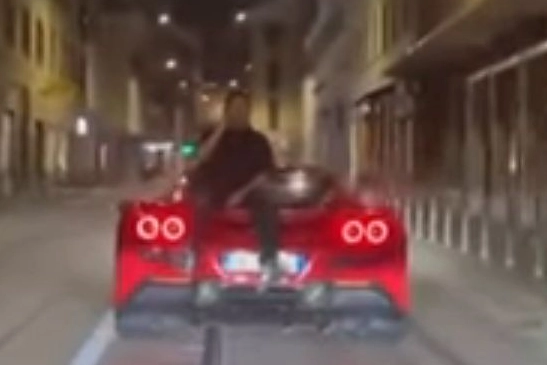 Un frame del video girato in corso di Porta Ticinese a Milano