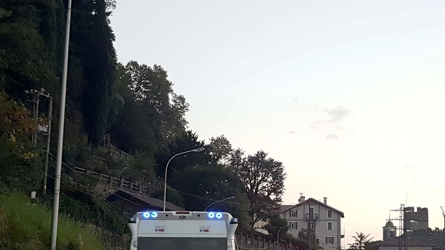  Un’ambulanza sulla Provinciale 72 costretta a passare col rosso del semaforo che delimita la strada pericolante 