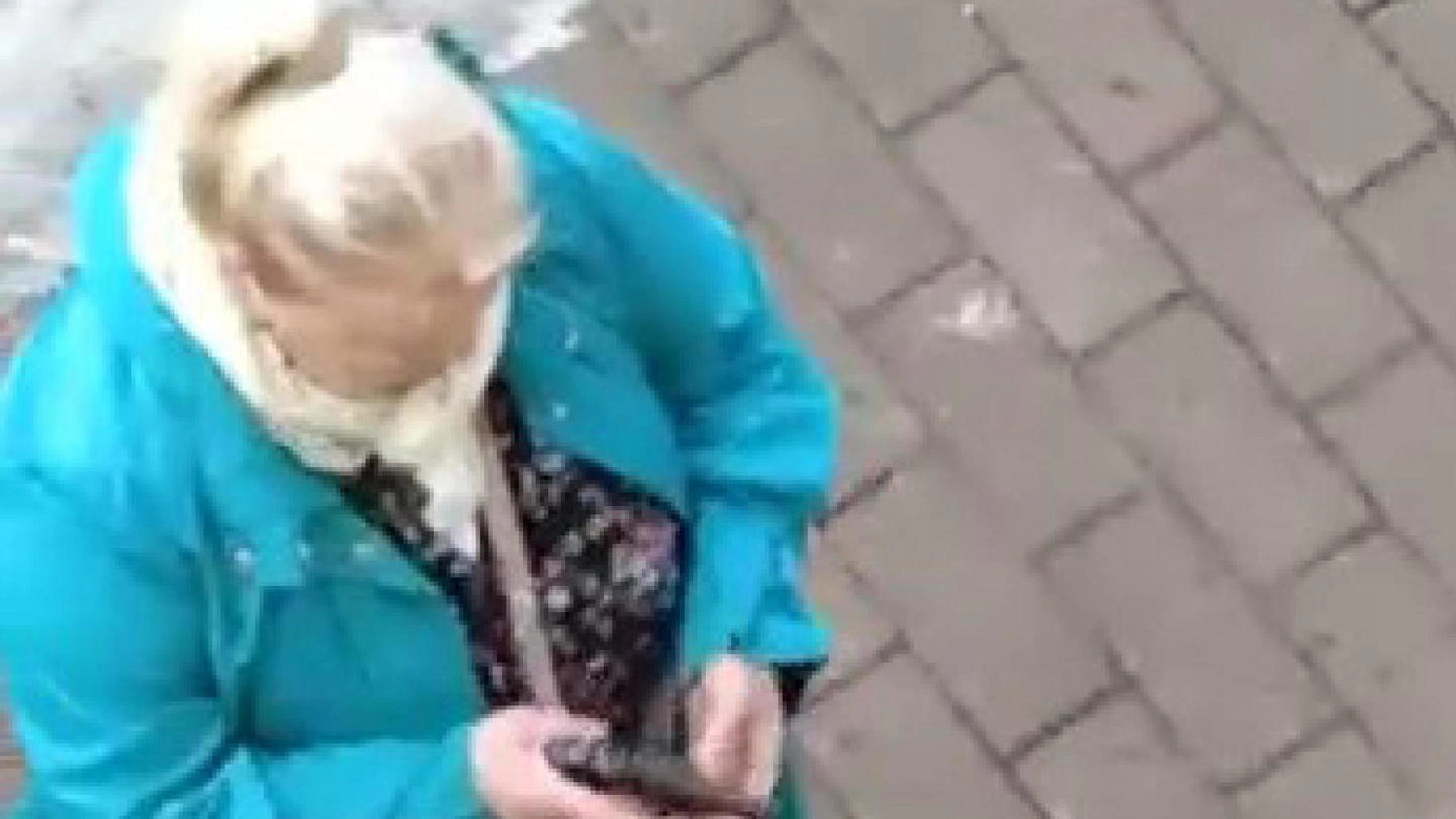 Nel fermo immagine del video la donna di 71 anni con la pistola utilizzata per il delitto