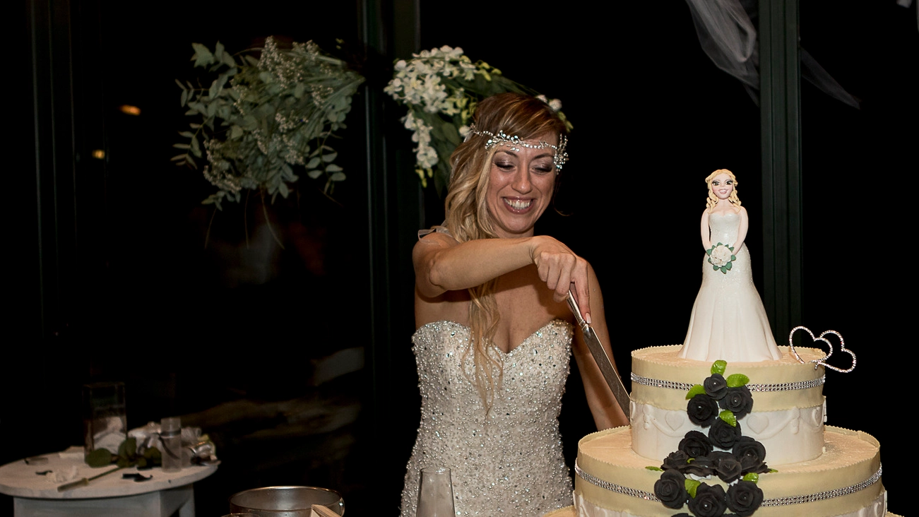 Laura Mesi taglia la torta nunziale