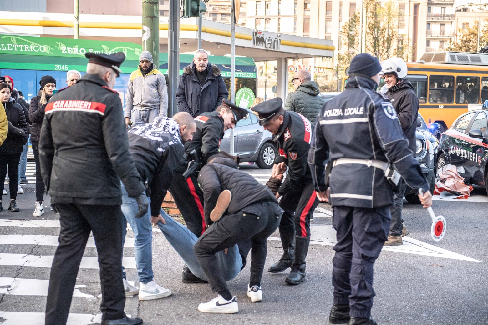 Blocco stradale Ultima Generazione in viale Lucania a Milano