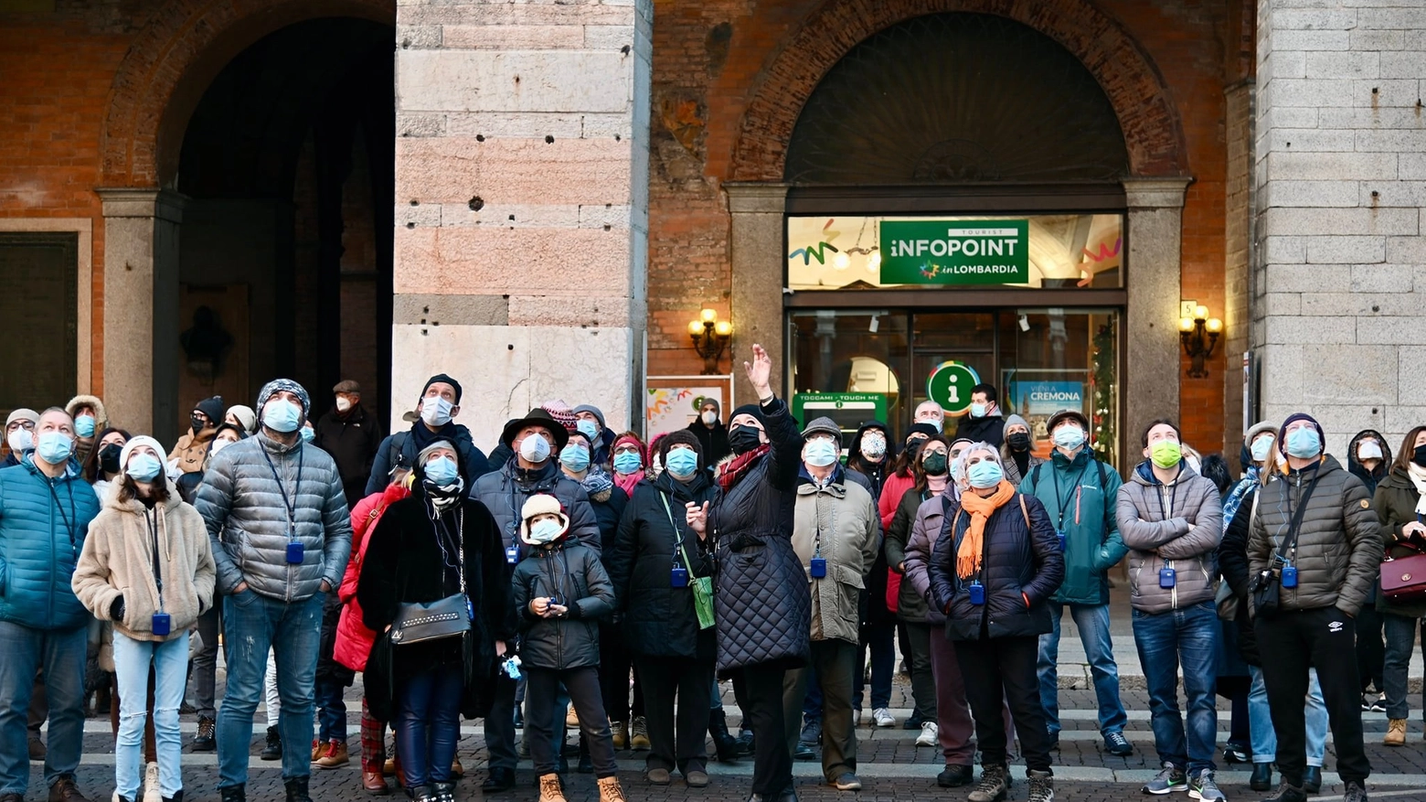 Un gruppo di turisti in Piazza Duomo