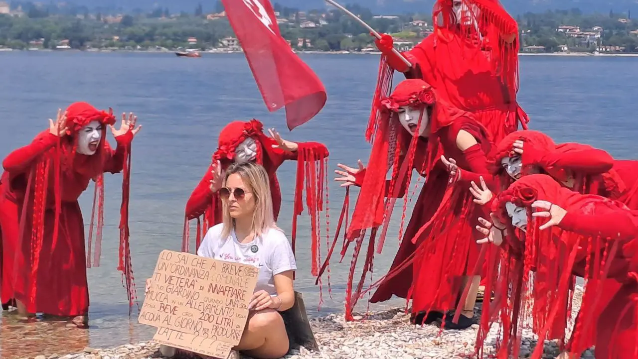 La protesta degli ambientalisti di Extinction Rebellion La protesta degli ambientalisti di Extinction Rebellion
