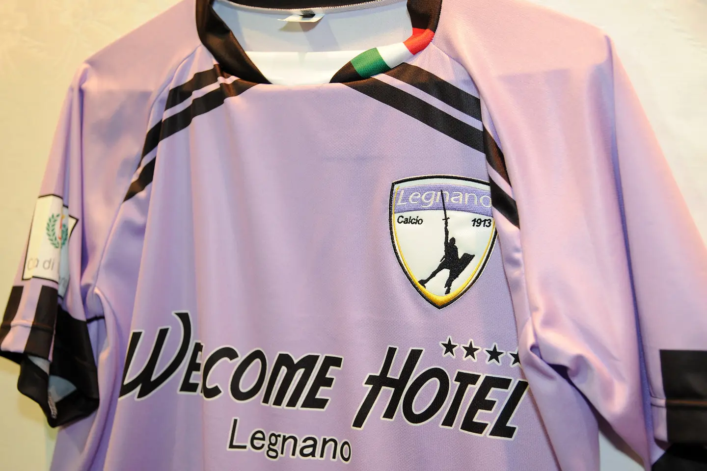 Calcio Eccellenza Legnano presentata la nuova maglia Lilla