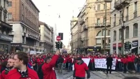 Lavoratoti Tim in protesta a Milano (Instagram)