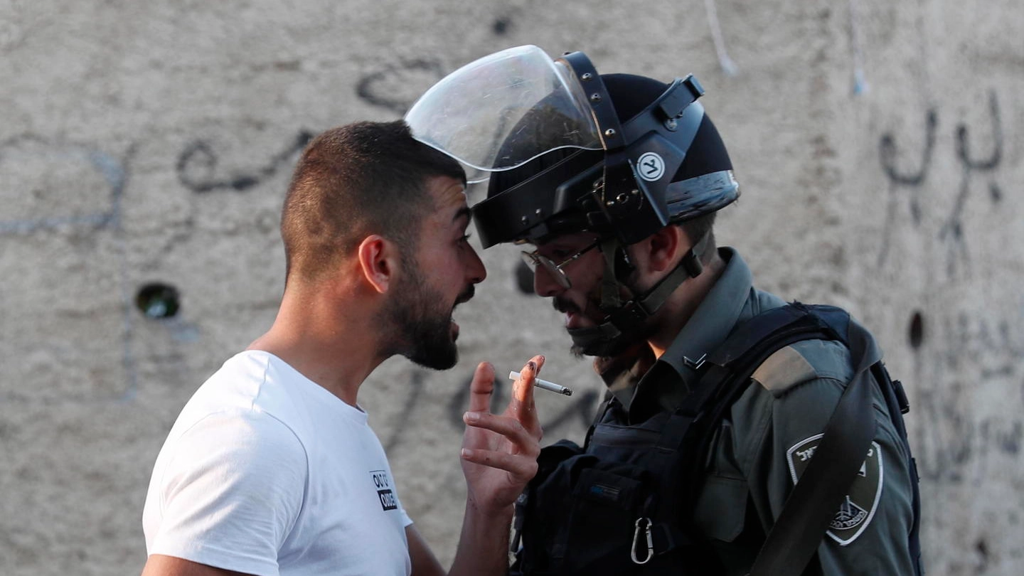 Il testa a testa tra un poliziotto israeliano e un manifestante palestinese