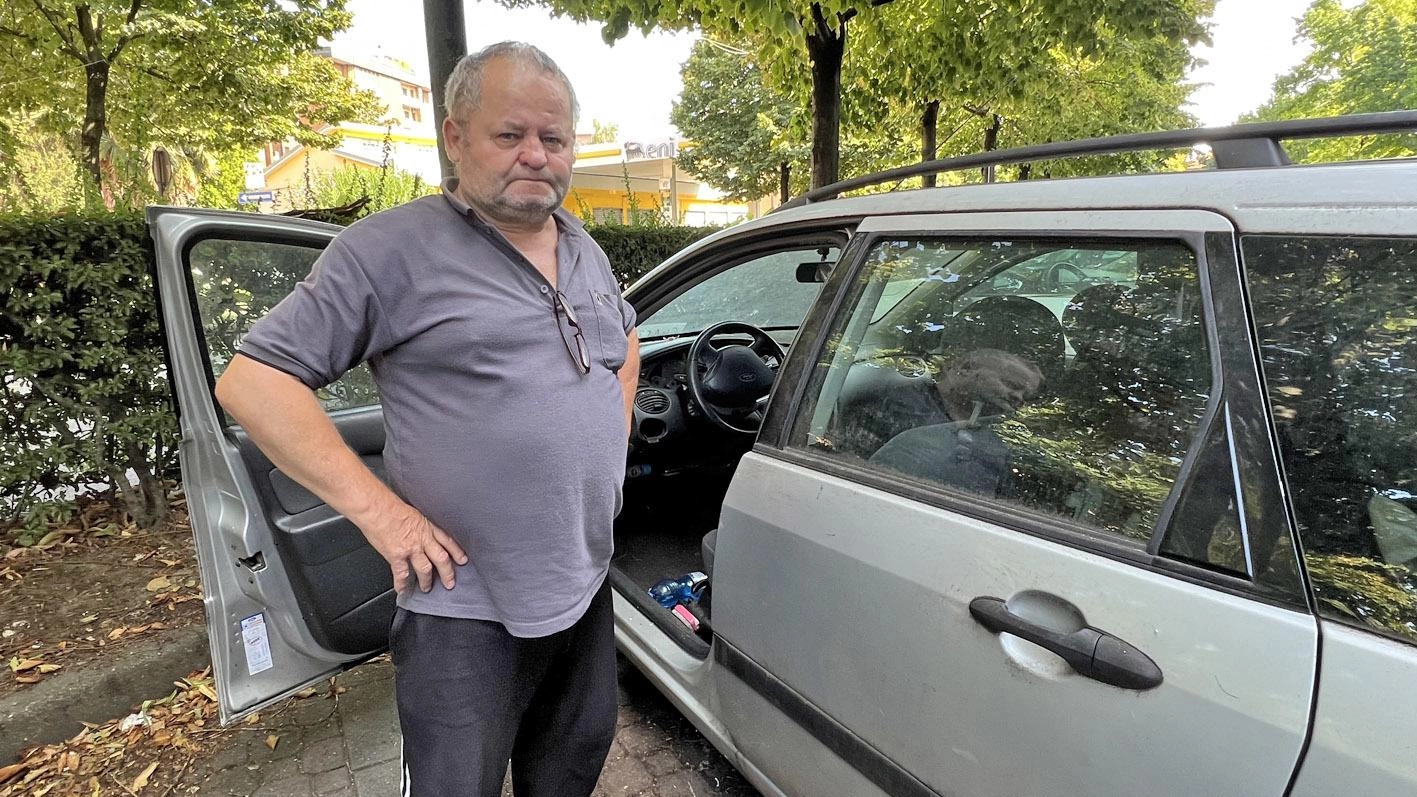Troyan Pavlovyc nell'auto che è diventata la sua casa Troyan Pavlovyc nell'auto che è diventata la sua casa