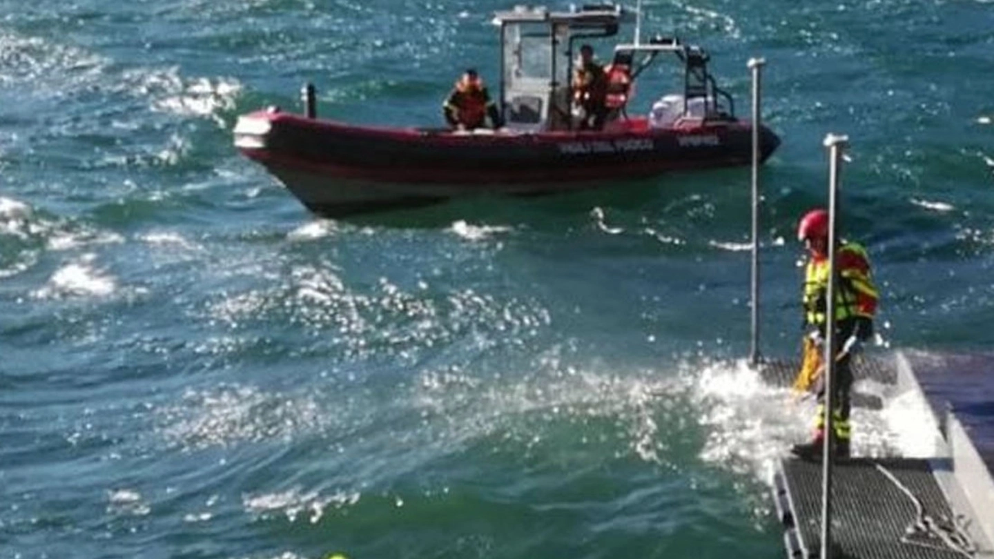 Le ricerche del ragazzo nel lago Le ricerche del ragazzo nel lago