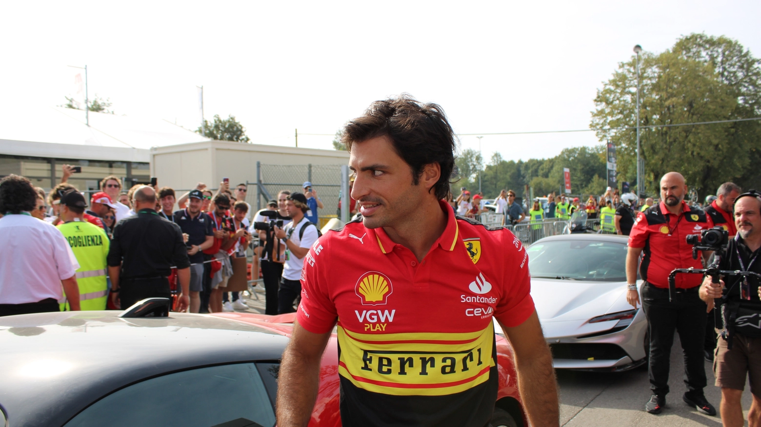 Carlo Sainz arriva all'autodromo di Monza