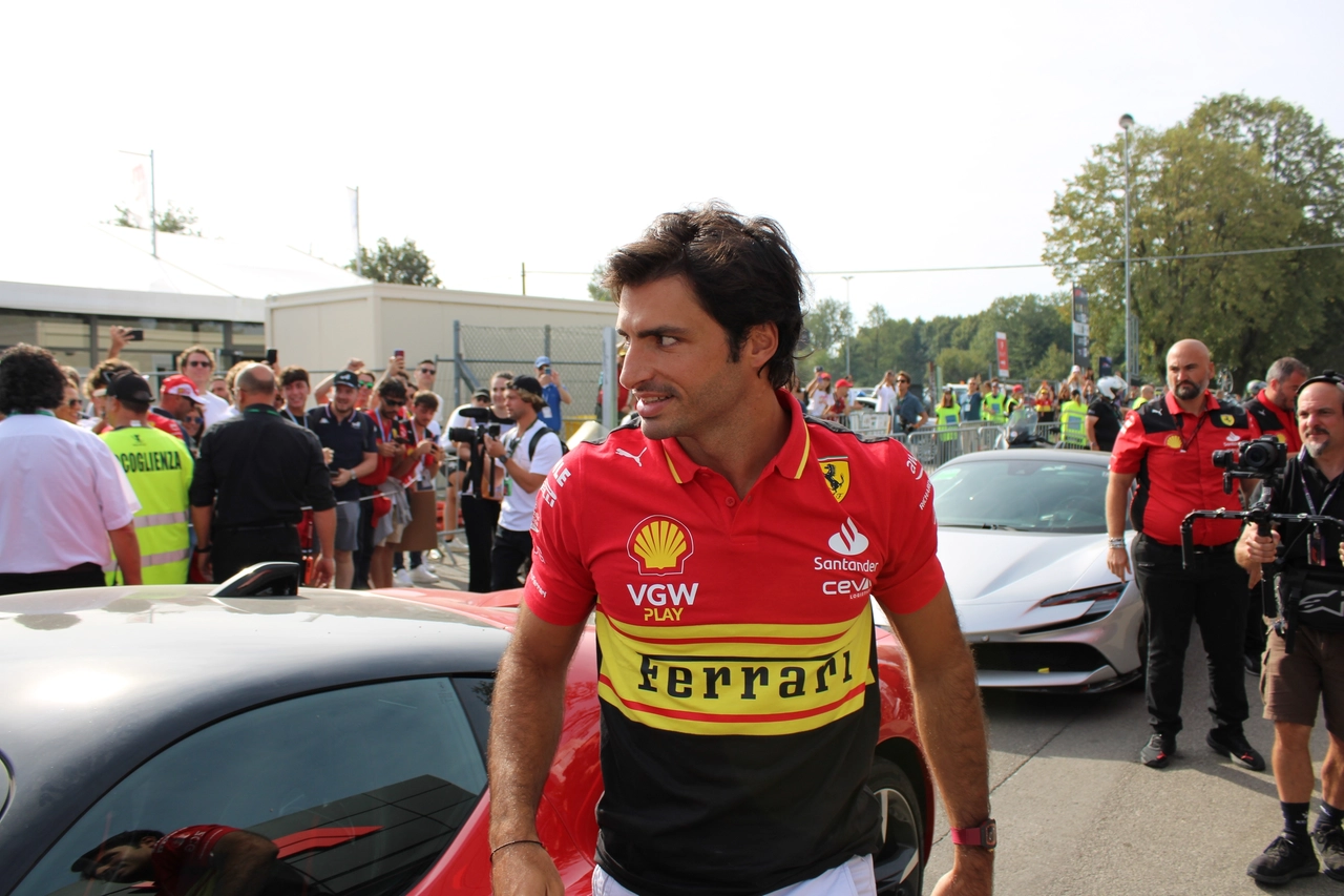 Carlo Sainz arriva all'autodromo di Monza