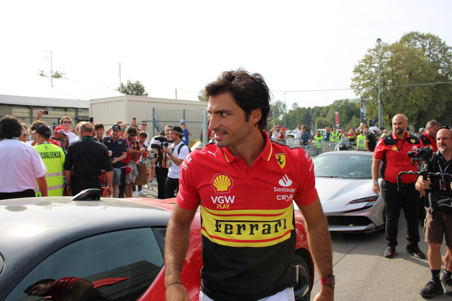 Carlo Sainz arriva all'autodromo di Monza