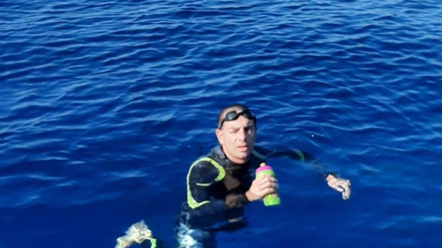 Como, il nuotatore classe 1987 ha percorso la distanza in mare di 30 chilometri fra Santa Teresa di Gallura in Sardegna e la Corsica in dieci ore e 15 minuti