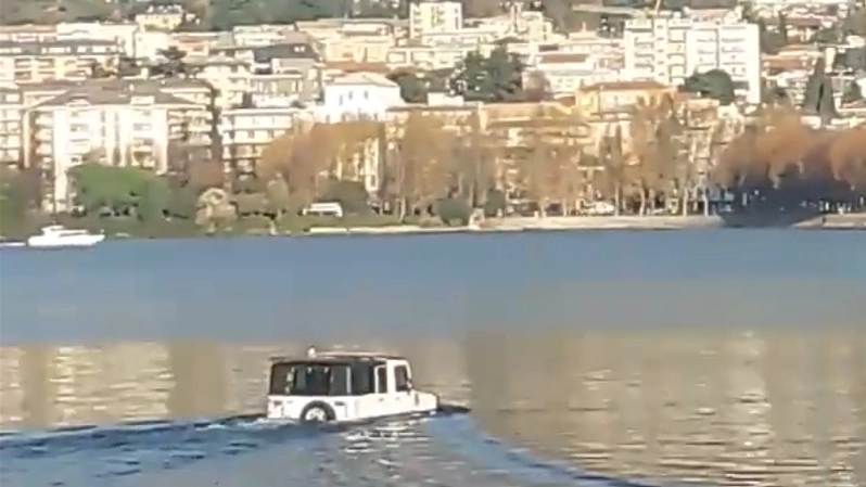 La jeep anfibia in mezzo al lago