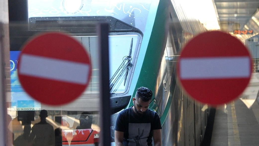 Sciopero di 23 ore a Milano: disagi per i pendolari di Trenord
Sciopero di 23 ore a Milano: disagi per i pendolari di Trenord