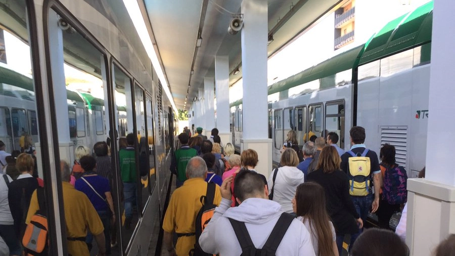 Passeggeri in attesa di salire sul treno per Sulzano