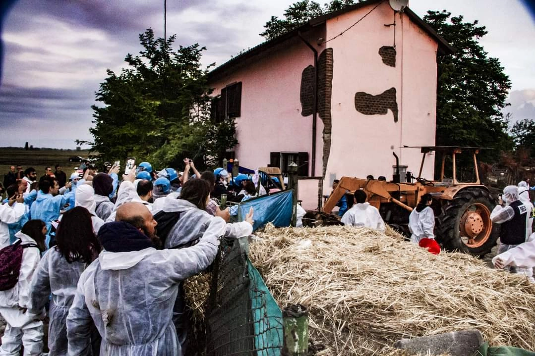 L'irruzione della polizia nel rifugio Cuori Liberi