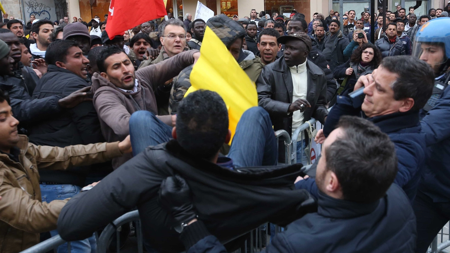 Tensioni fra manifestati e polizia a Brescia