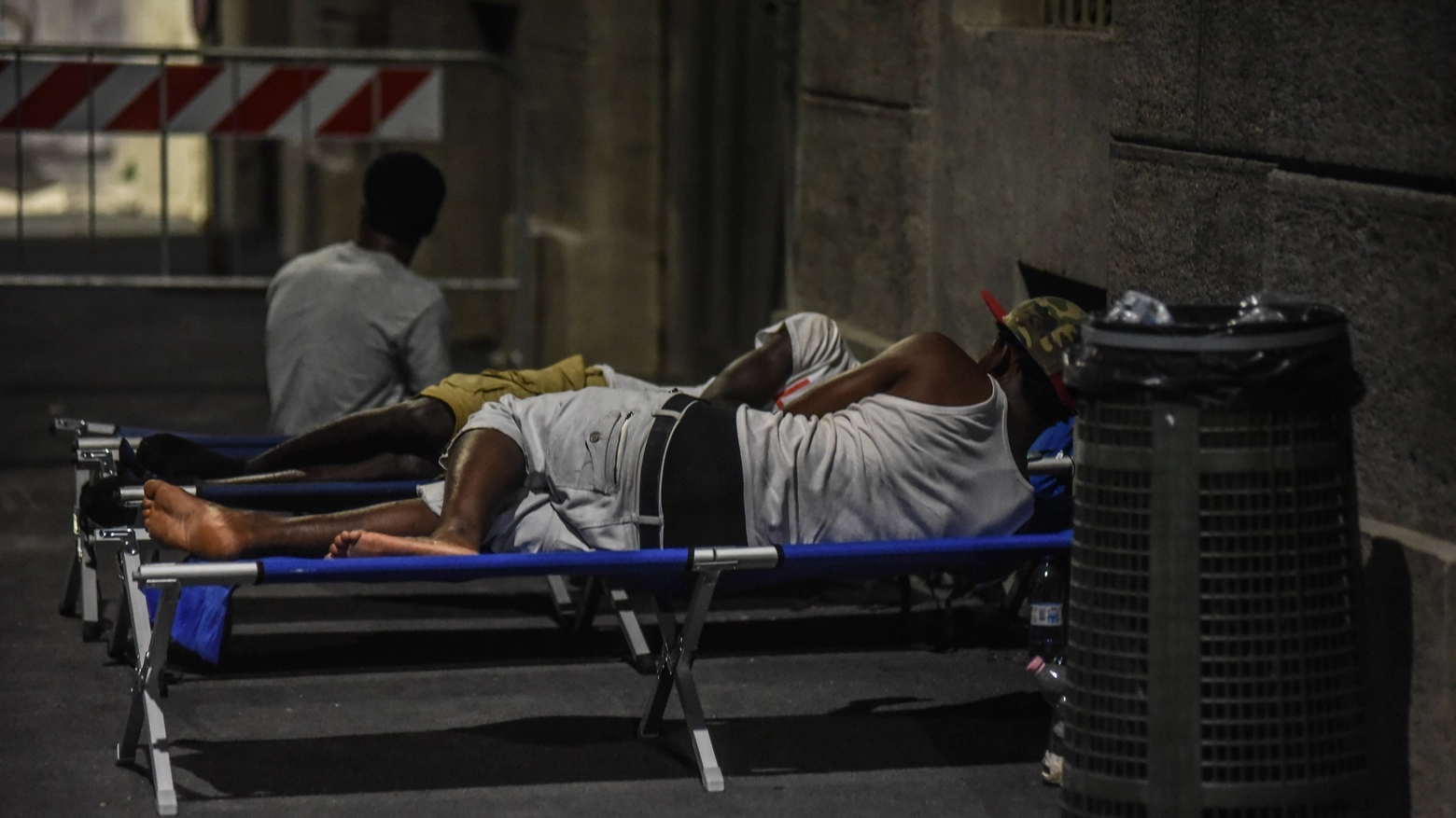 Dopo i nuovi arrivi di profughi strutture piene e ospiti a dormire sul marciapiede