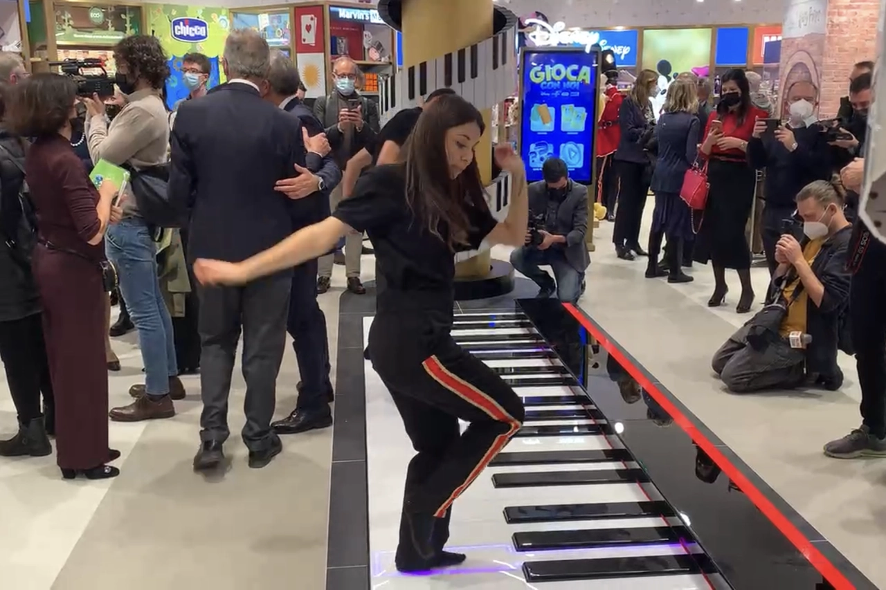 L'inaugurazione del negozio Fao Schwarz di Milano