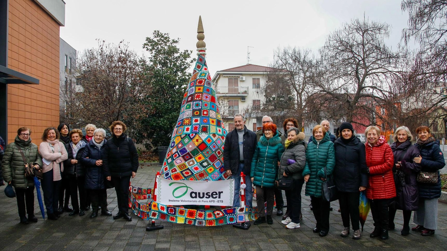 Lana e cotone riciclato. Un albero di Natale condiviso fra donne e creato all’uncinetto