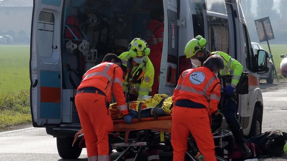 Volo di otto metri dal tetto. Grave operaio di 73 anni Volo di otto metri dal tetto. Grave operaio di 73 anni