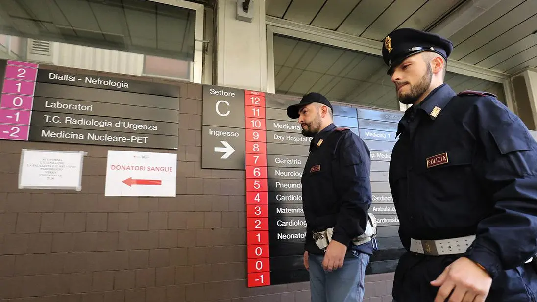 "Hanno lasciato solo mio figlio" Crisi in corsia, il grido del papà "Hanno lasciato solo mio figlio" Crisi in corsia, il grido del papà