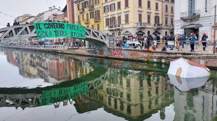 Il naviglio colorato di verde e la casa che affonda