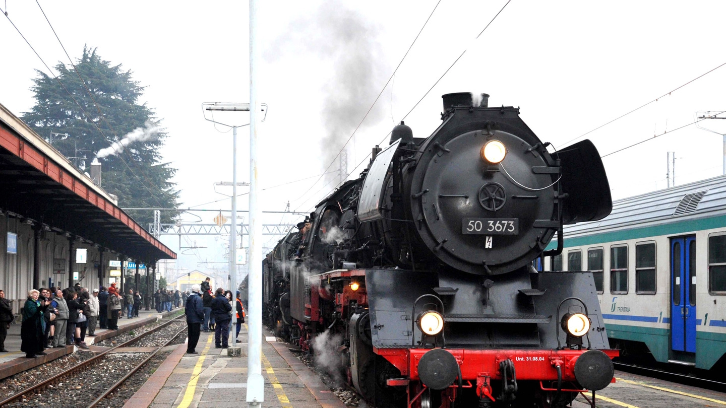 Un treno storico in partenza dalla stazione di Luino