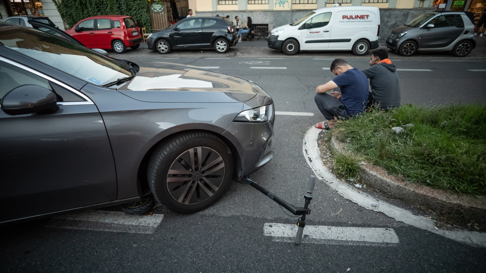 Il monopattino sotto le ruote dell'auto in viale Monza Il monopattino sotto le ruote dell'auto in viale Monza