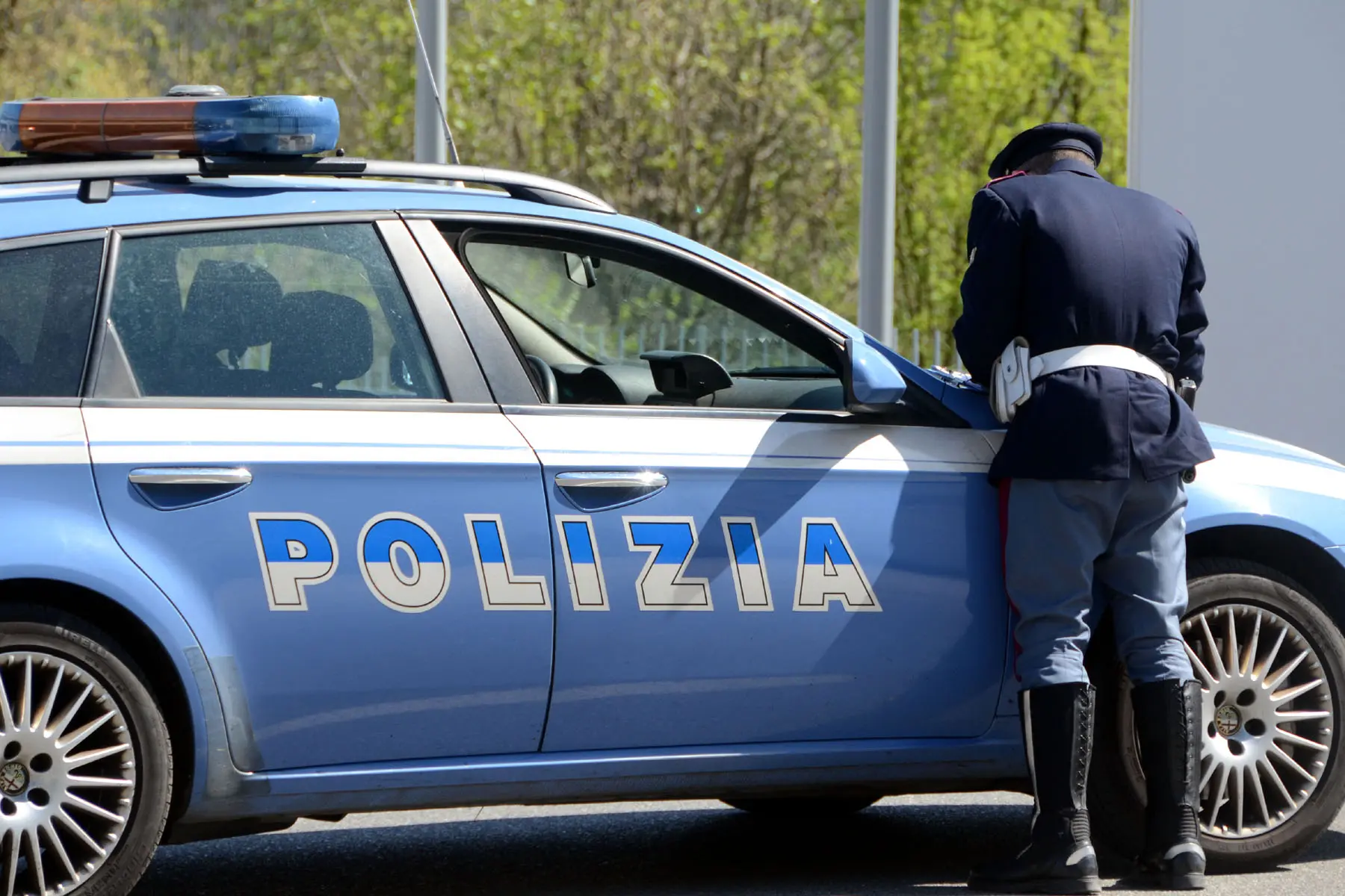 Litigano per una pratica burocratica, il cliente gli stacca a morsi un pezzo di orecchio