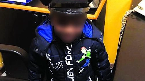 Il bambino sano e salvo in caserma con il cappello dei carabinieri