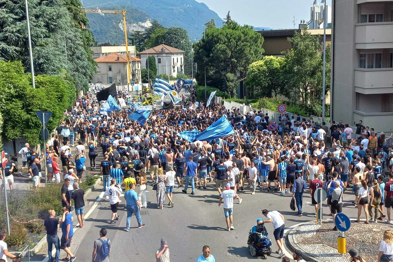I tifosi del Lecco verso lo stadio domenica pomeriggio