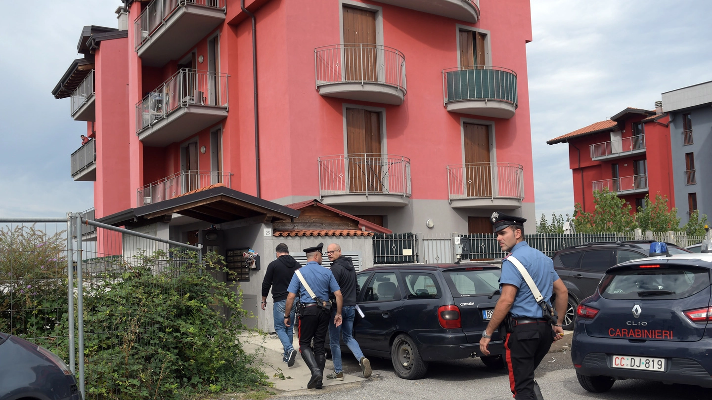 Carabinieri fuori dalla palazzina di Pozzo d'Adda teatro della tragedia (Canali)