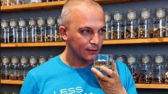 Francesco Rossi (“Giusmìn Tea Lab”) ha creato una boutique di successo. Ora il libro per svelare i segreti della degustazione che rende consapevoli di sé.