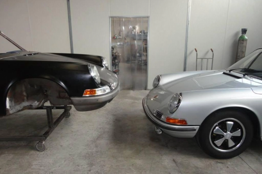 Auto in fase di restauro (Foto Cairati Milano)