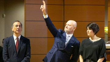 Pucci e l’Ambrogino delle polemiche: l’abbraccio con La Russa e poi il premio. “Se ho offeso qualcuno mi scuso”