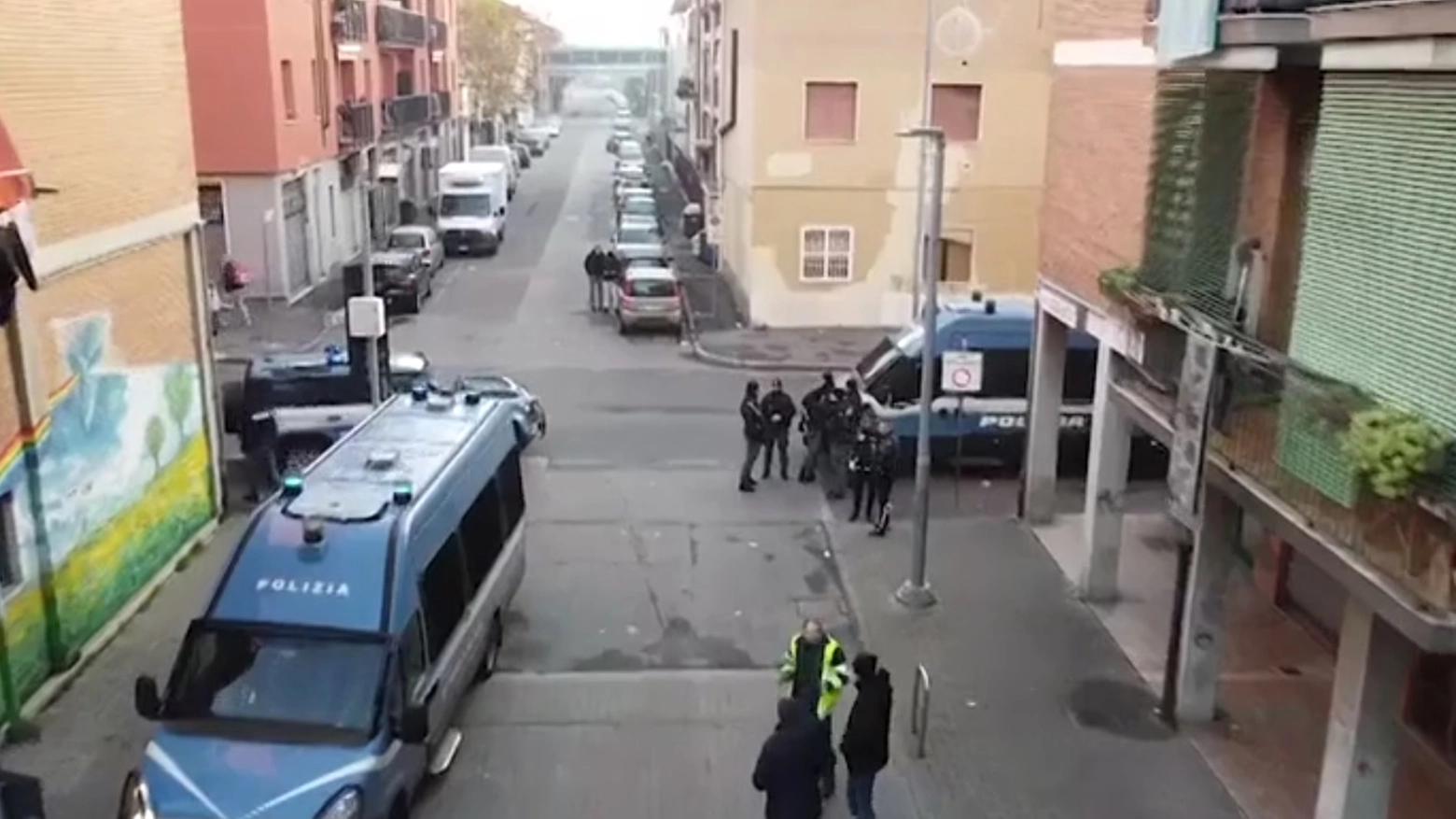 L'intervento della polizia negli appartamenti di Pioltello (Milano) usati dai due arrestati per la finta accoglienza