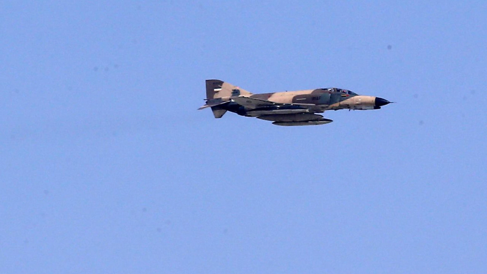 Un jet militare iraniano (Ansa)