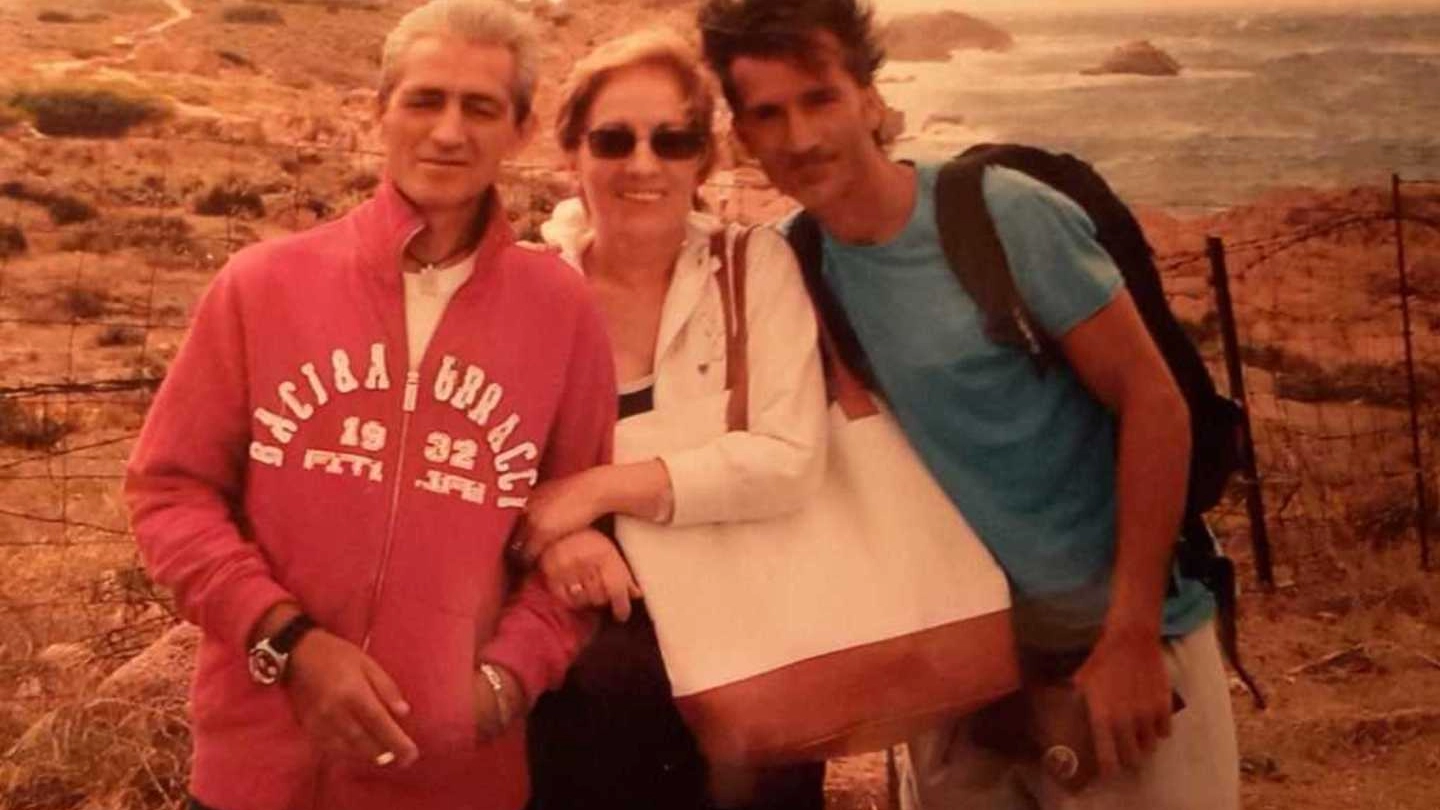 Da destra Roberto Marchitto con la madre Paola Corda e il fratello maggiore