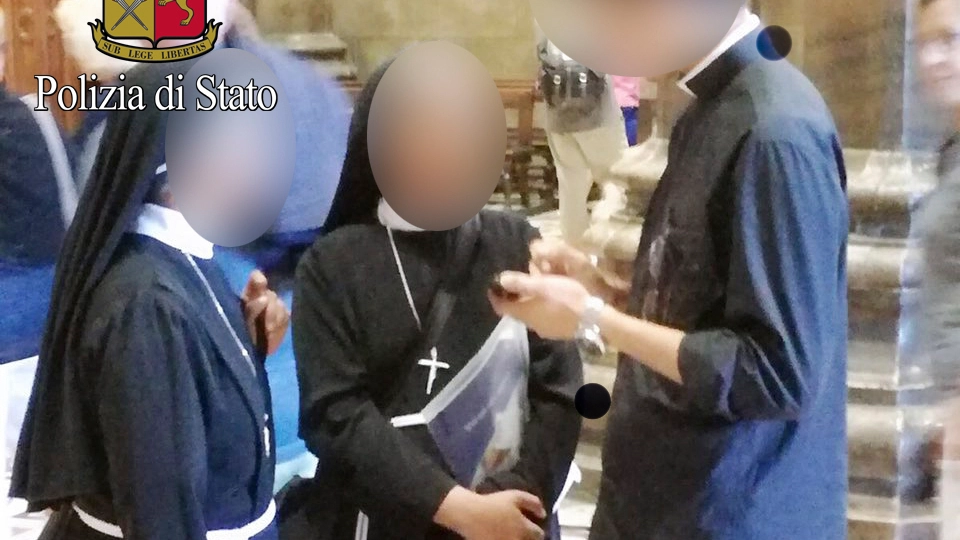 Il finto prete parla con due suore in Duomo a Milano