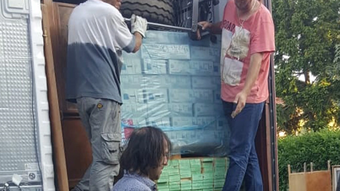  I volontari impegnati nella preparazione del container che partirà per il Togo