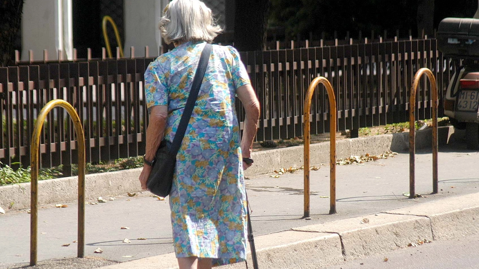 Una signora anziana a passeggio in un'immagine d'archivio (Newpress)