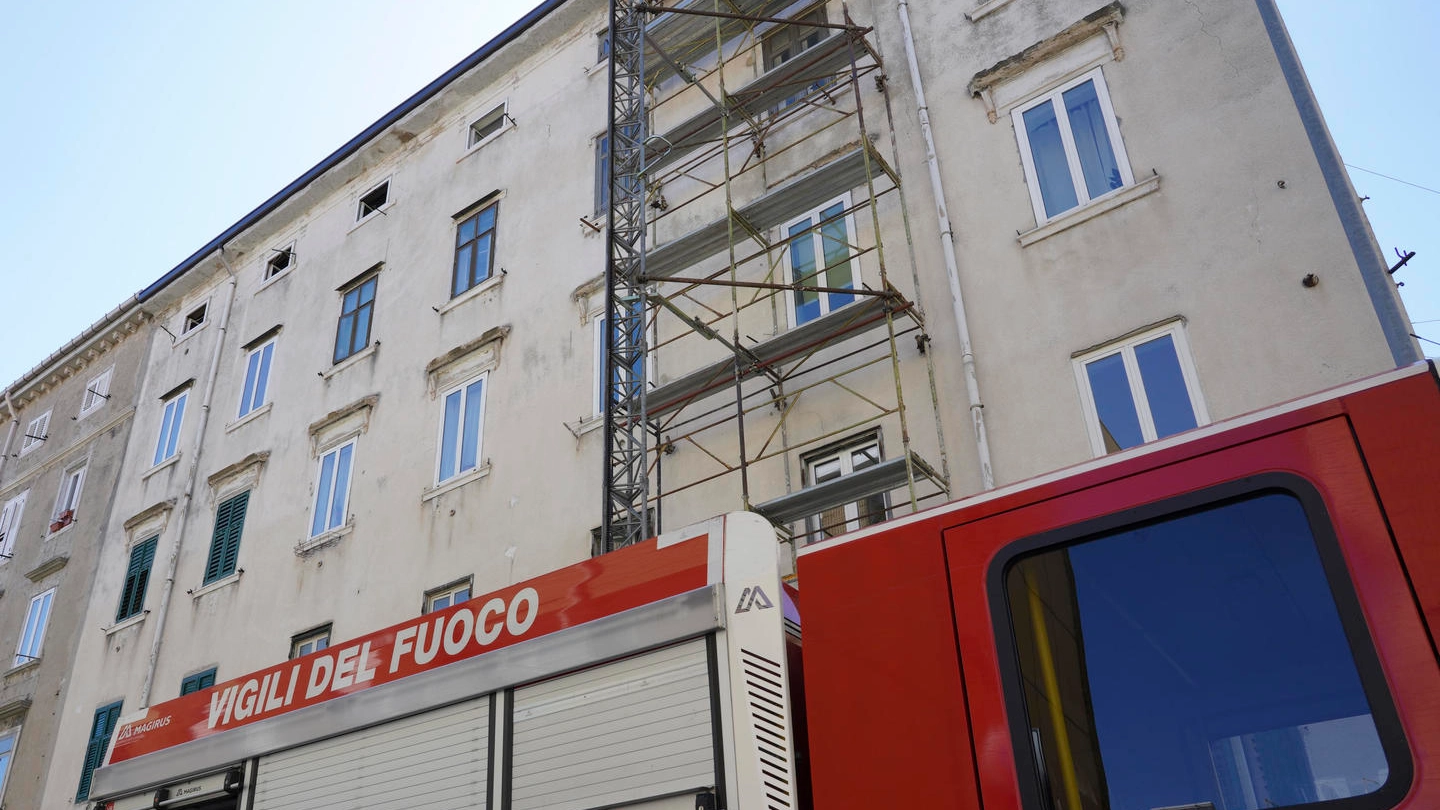 Un mezzo dei Vigili del fuoco sul luogo dell'esplosione in un appartamento di Trieste