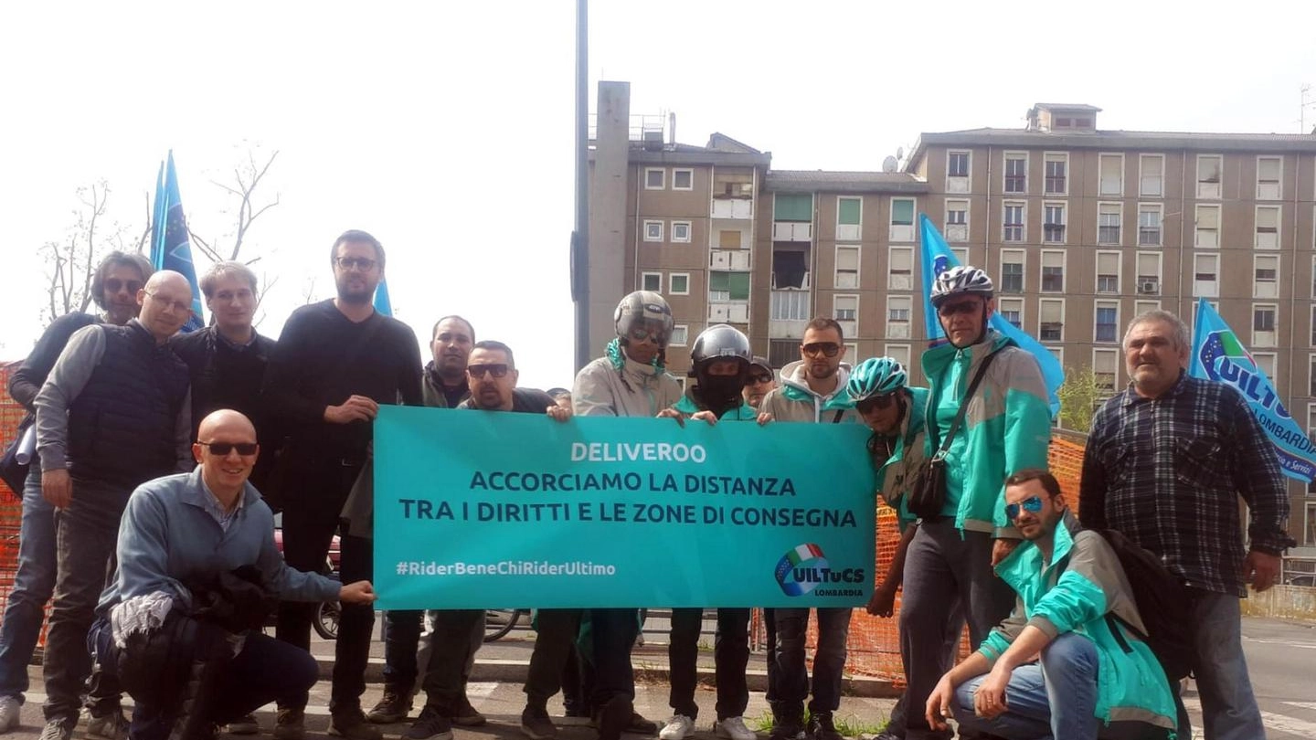 La protesta dei rider Deliveroo a Milano (Ansa)