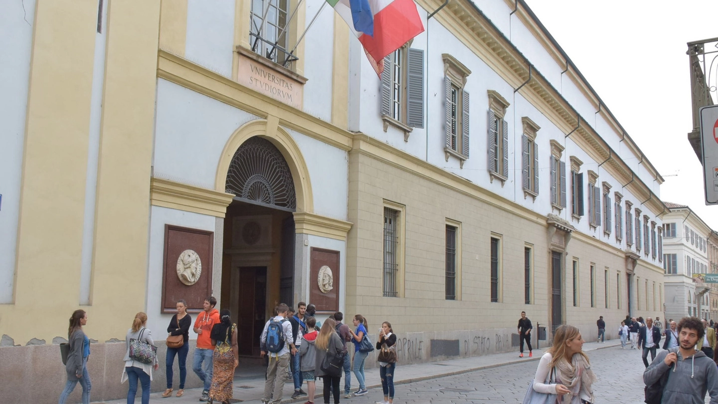 ISTITUZIONE L’Università di Pavia è stata fondata nel 1361 e conta oltre 22mila iscritti 	(Torres)