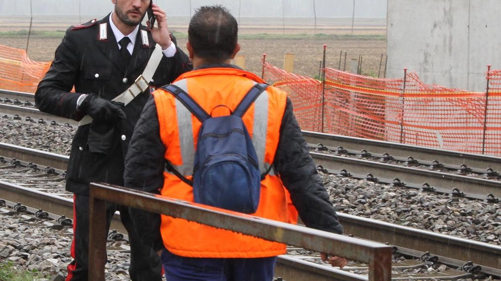 Attraversa i binari, cade. Trentaduenne travolto dal treno Attraversa i binari, cade. Trentaduenne travolto dal treno