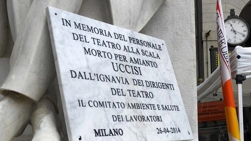 Lapide per le morti d'amianto in piazza della Scala